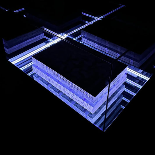 'Vault' дизайнерска стъклена маса с безкрайно дъно и LED осветление